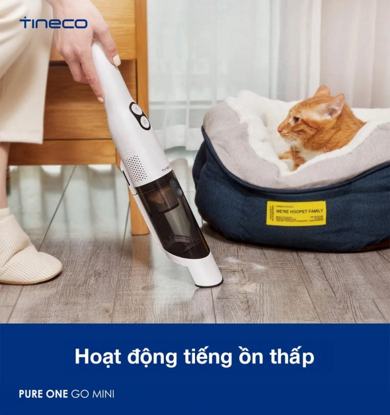 Go Mini dạng cầm tay màu trắng trong bối cảnh có thú cưng