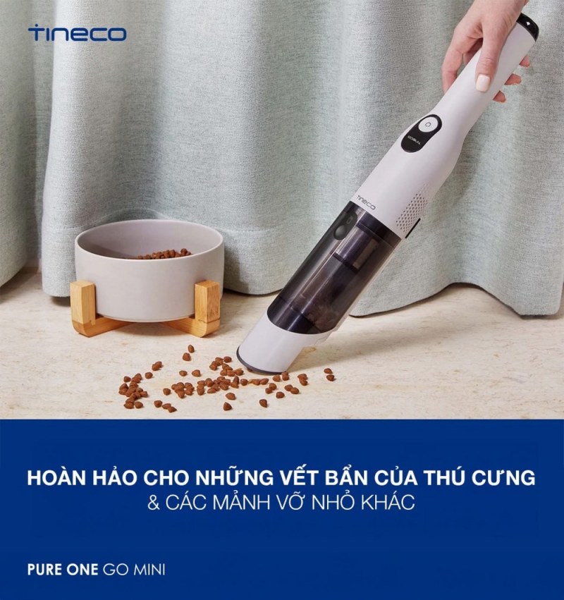 Go Mini được minh họa hút hạt thức ăn khô cạnh bát thú cưng