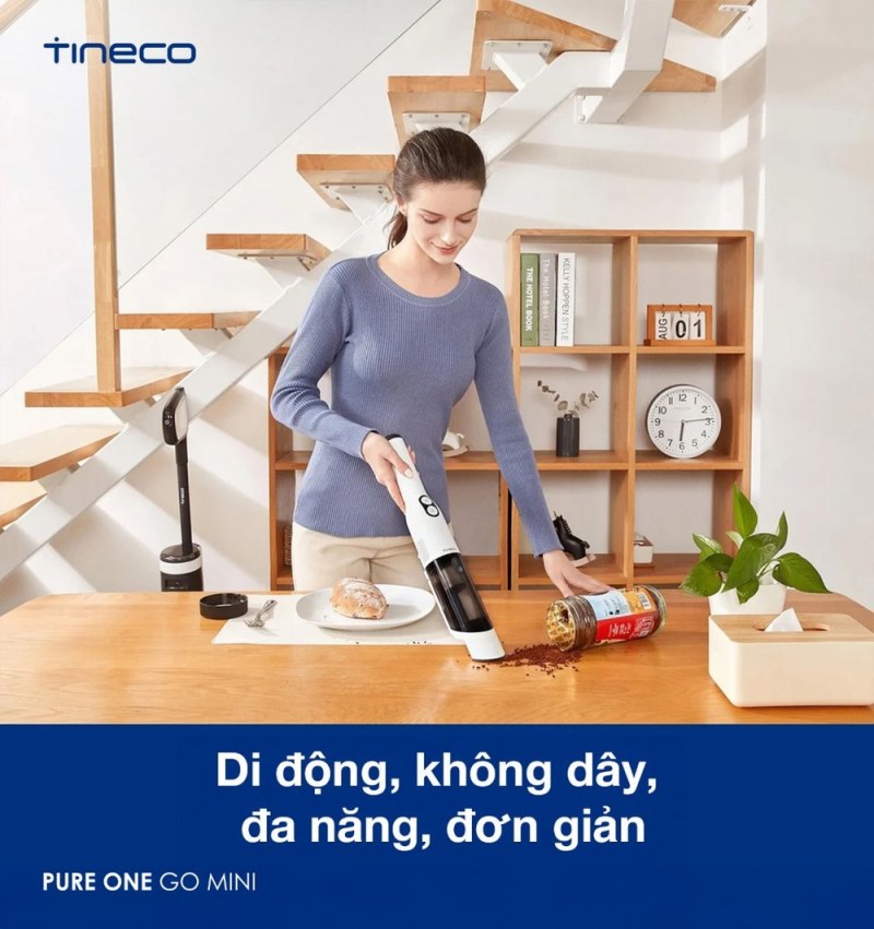 Tineco Go Mini hút vụn khô trên bàn ở cấu hình cầm tay