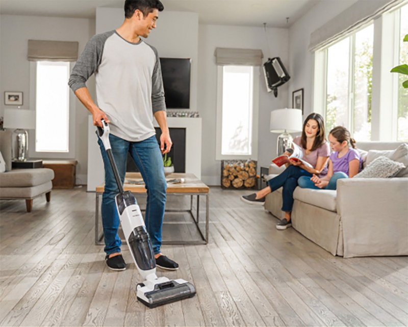 Người dùng đẩy iFloor 2 Max trên sàn trong phòng khách