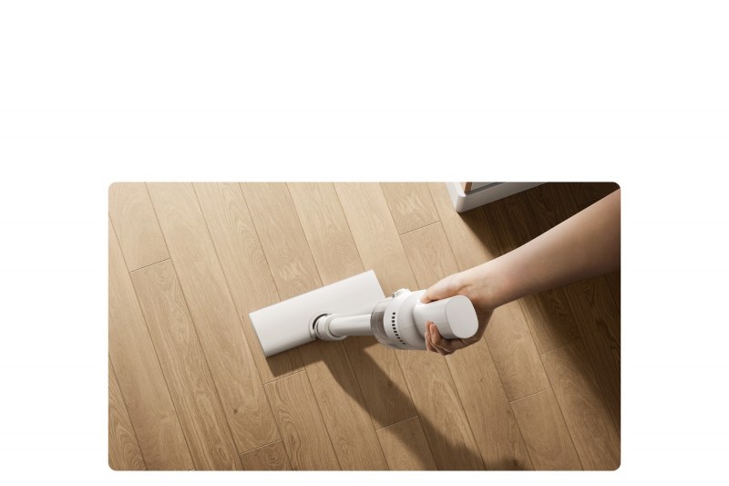 Thao tác cầm Xiaomi P30 khi hút sàn